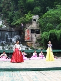 培养出5位总统夫人的韩国梨花女子乐队朝圣张家界宝峰湖