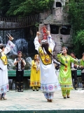貌似维吾尔的乌斯别克斯坦青年乐团舞进张家界宝峰湖